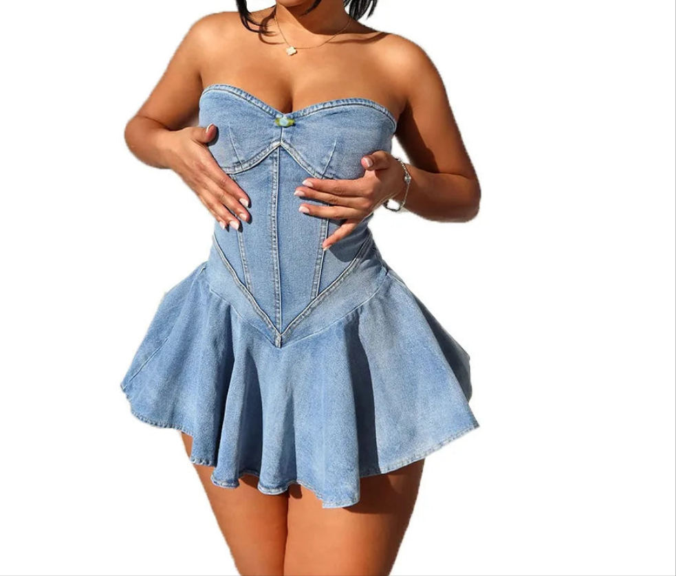 Découvrez l'élégance moderne avec cette robe en denim stretch bleu, alliant confort et style pour une allure inoubliable. Cette robe skater présente un design dos nu audacieux et un effet portefeuille flatteur, avec des volants délicats qui ajoutent une